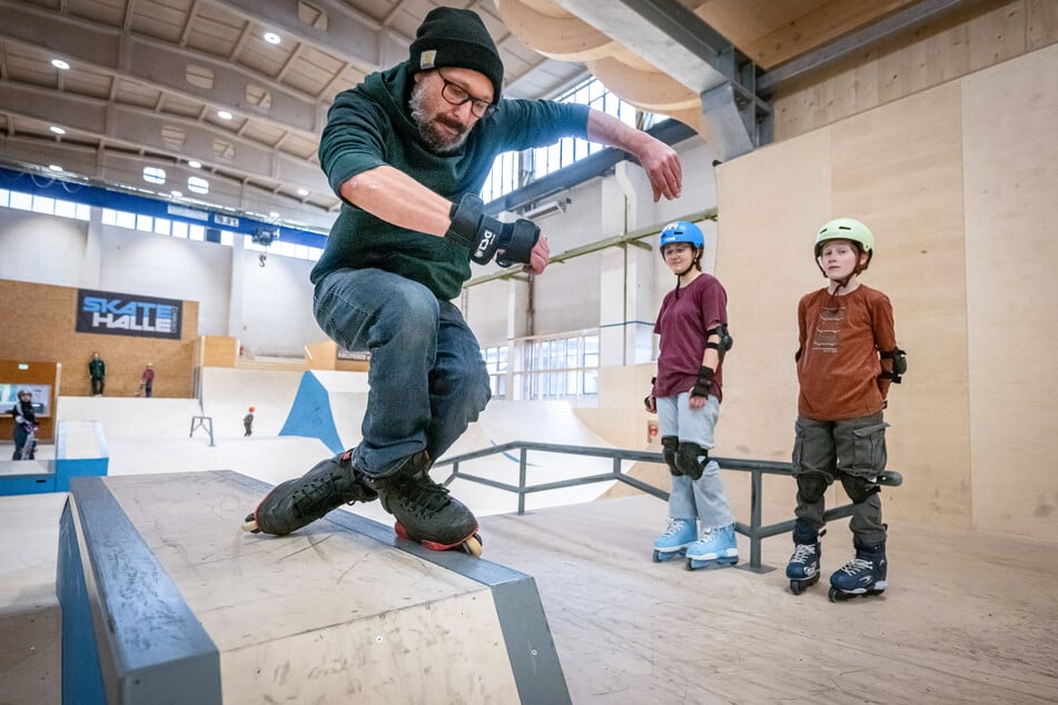 Martin Grimm (43, l.) vom AJZ arbeitet mit Kindern und Jugendlichen an Tricks.