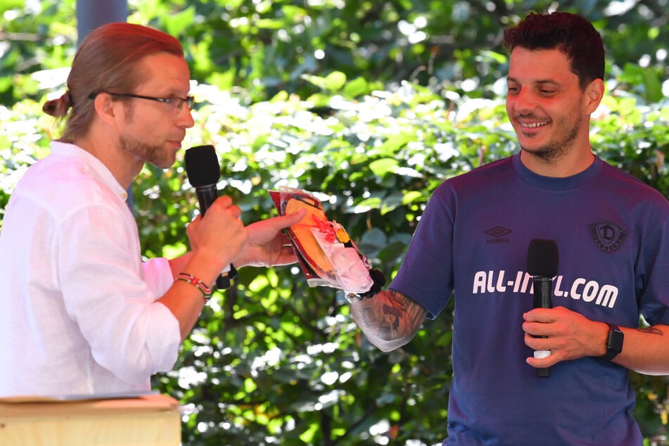 SZ-Sportchef Tino Meyer (l.) leitete die Talkrunde und überreichte Philipp Hosiner erst einmal ein Geschnek für Sohnemann Aaron - ein Lätzchen und Söckchen.