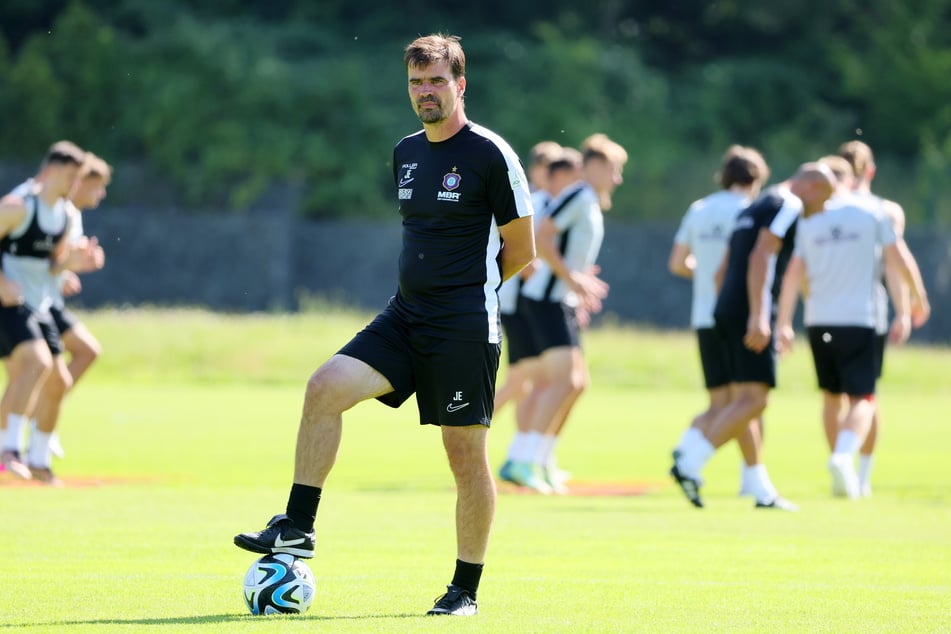 Strenge Miene, geschulter Blick: Jörg Emmerich (49) ist seit wenigen Wochen Co-Trainer des FC Erzgebirge. Früher führte er Aue als Kapitän aufs Feld.