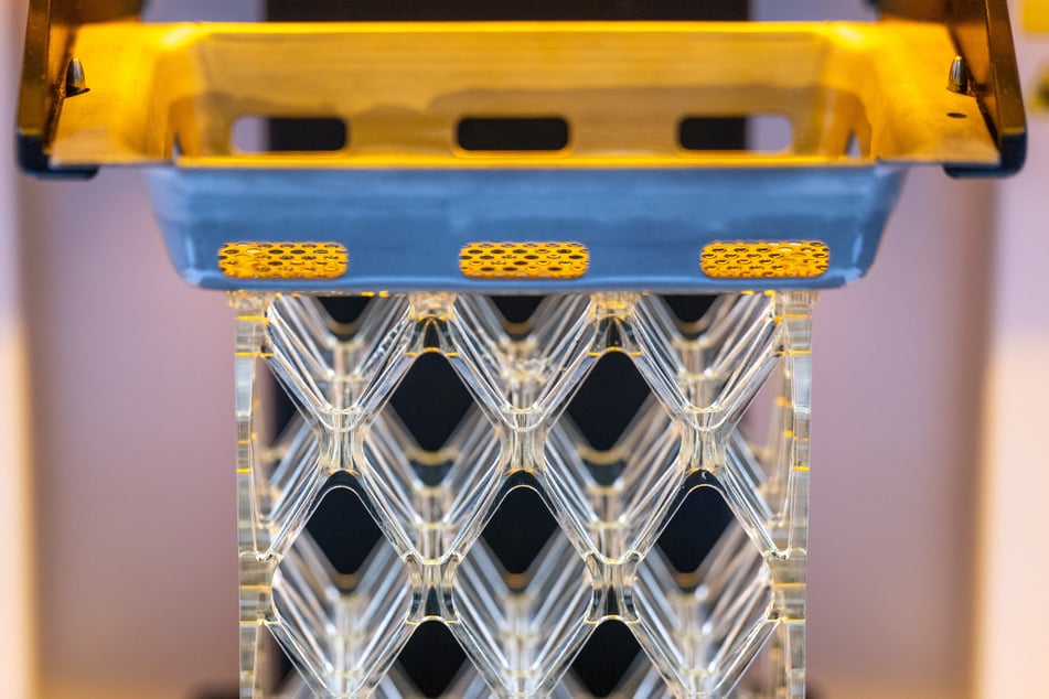 In einer UV-Licht-3-D-Druckanlage der "gläsernen Fabrik" entsteht ein Bauteil.