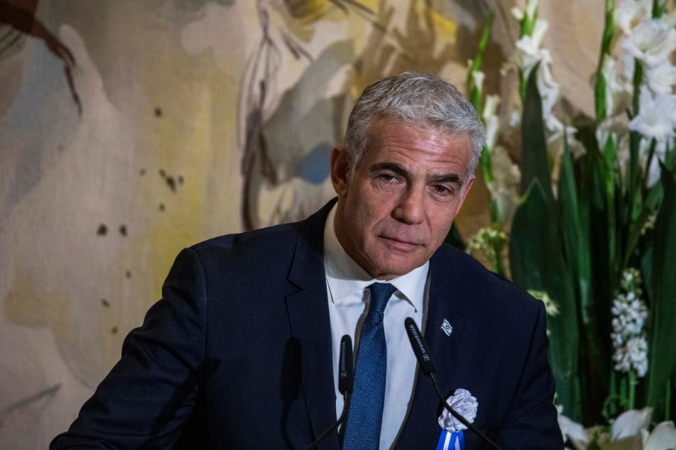 Der israelische Oppositionsführer Jair Lapid (61) hat den Ministerpräsidenten Benjamin Netanjahu für Israels wachsende internationale Isolation verantwortlich gemacht.