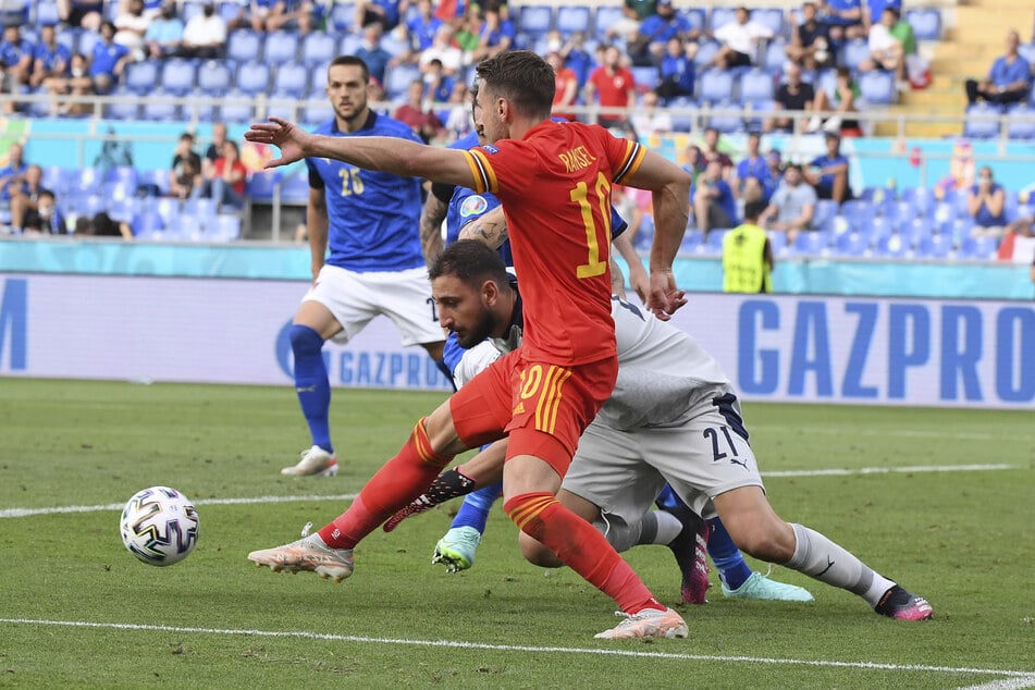 Ein eher seltenes Bild: Der Waliser Aaron Ramsey (v.) taucht gefährlich vor Italiens Keeper Gianluigi Donnarumma auf.