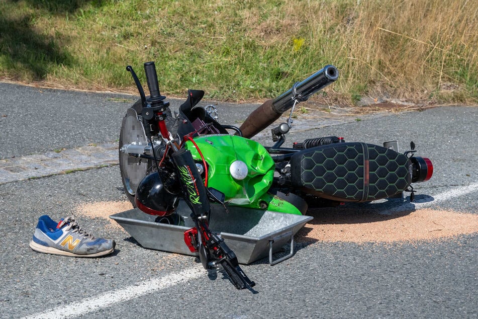 Ein 16-jähriger Motorradfahrer versuchte ein Transporter zu überholen und kollidierte infolgedessen mit einem Auto.