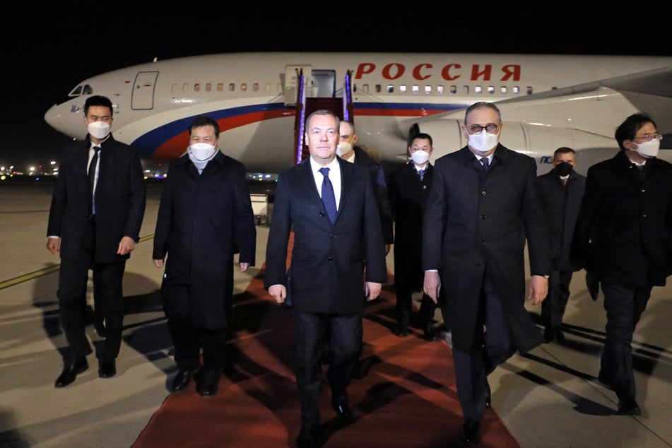 Medwedew darf auch mal zum Dienstgang nach China.
