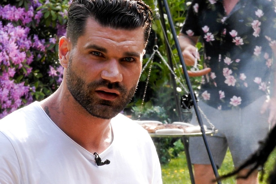 Mike (33) kann nicht fassen, dass seine Ehefrau früher in einer Liebesbeziehung mit Mola (48) war.