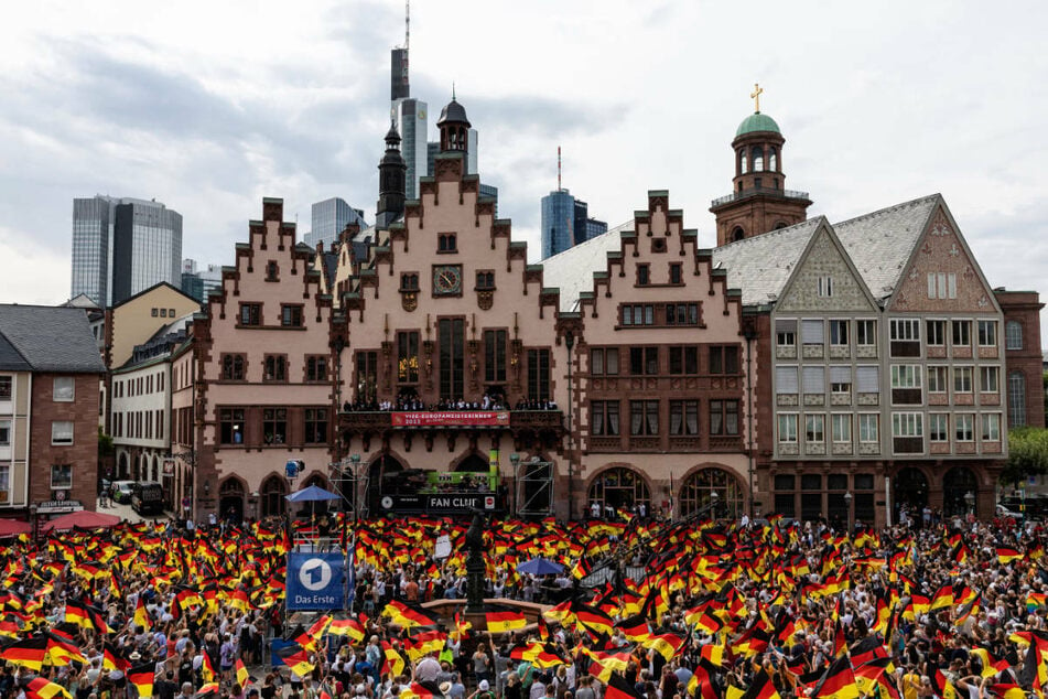 Tausende Fans feierten auf dem Frankfurter Römerberg die deutschen Fußball-Frauen.