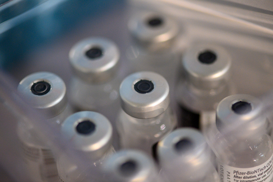 Leere Ampullen, aus denen der Impfstoff von Biontech-Pfizer verimpft wurde, stehen in einem Kästchen.
