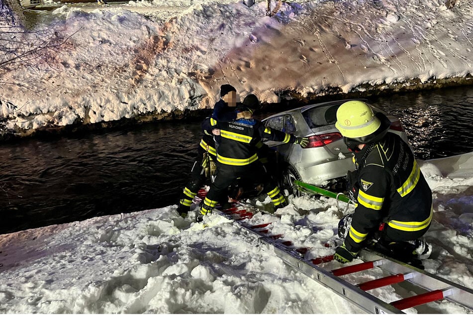 Auto rutscht in Auslauf des Olympiasees in München: Fahrer eingeschlossen