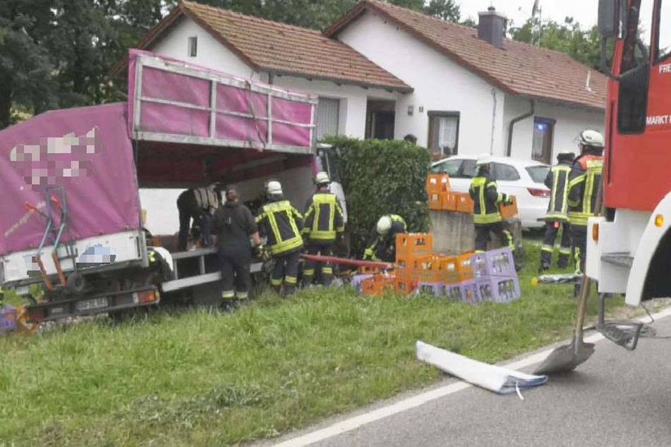 Der Lkw-Fahrer verlor die Kontrolle und kollidierte mit einer Mauer.