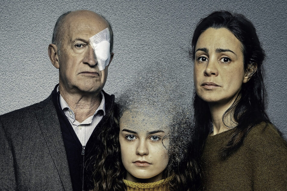 Laurence Decondé (Myriem Akheddiou, r.) und ihr Vater Victor (Luc van Grunderbeeck, l.) müssen damit umgehen, dass auch Laurence' Tochter Lily (Elisa Echevarria) verschwindet.