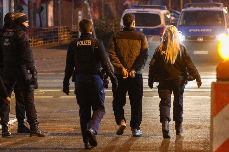 Die Polizei führte die beiden beteiligten Personen ab.