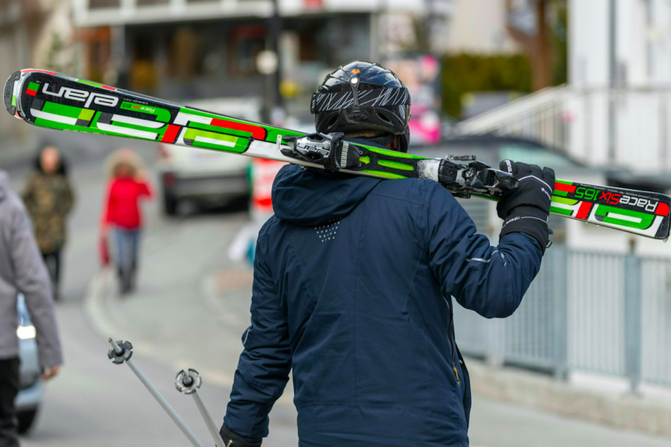Skifahrer sollen in der Wintersaison wieder in den Genuss von Après-Ski kommen. (Symbolbild)
