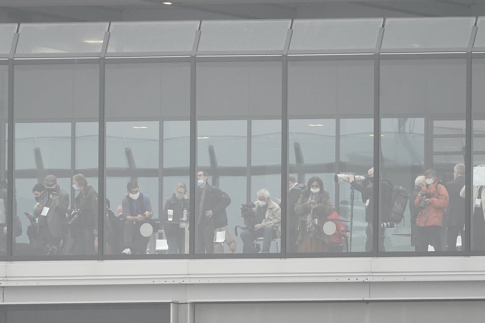 Beobachter stehen auf der Besucher Terrasse des Terminal 1 des Hauptstadtflughafens Berlin Brandenburg "Willy Brandt" (BER).
