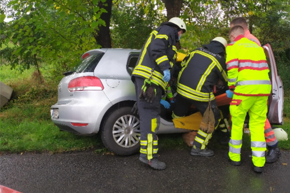 Klinik! Senior (85) verliert Kontrolle über VW und prallt gegen Baum
