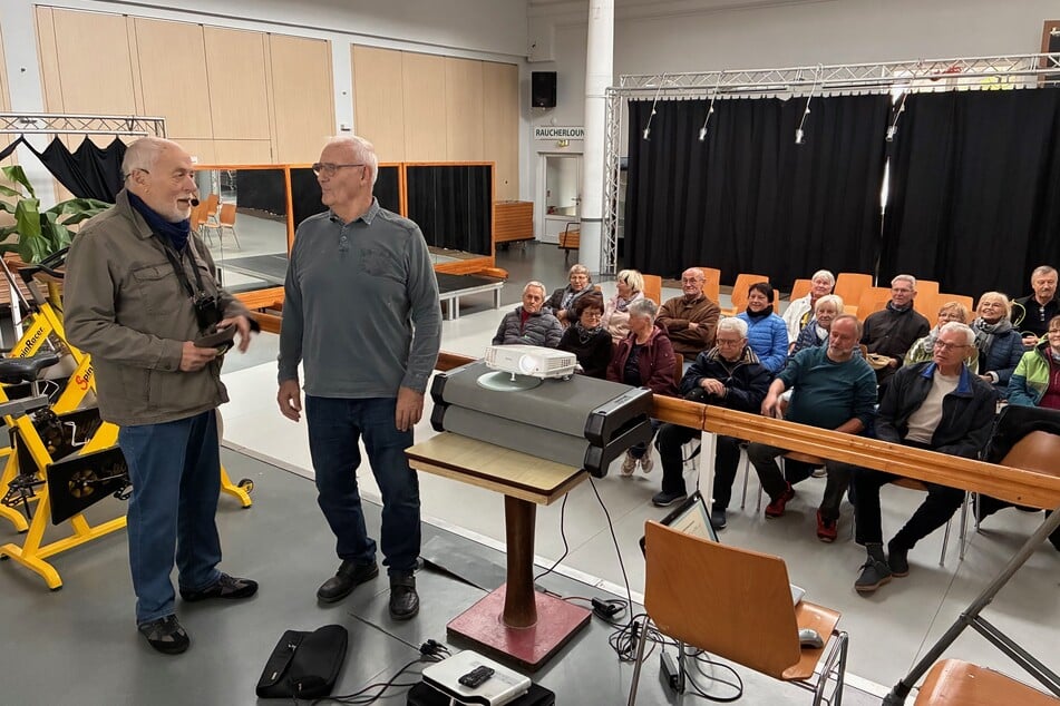 Gert Rehn (80) und Stefan Grützner (77, r., Ex-Weltmeister im Gewichtheben aus Chemnitz) sprachen im Haus des Gastes über die Geschichte des CAC.