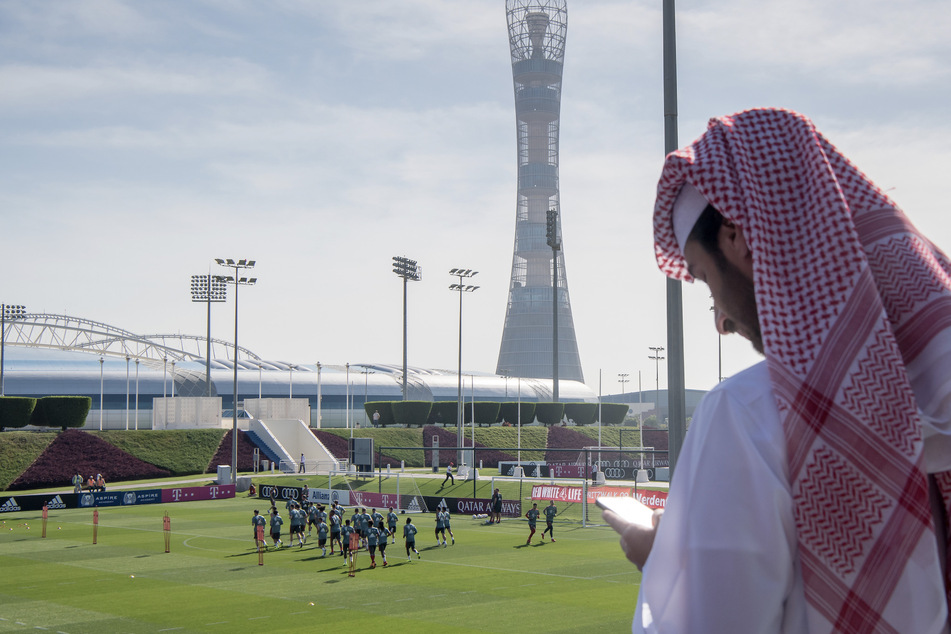 Zuschauer beobachten die Münchner Spieler beim Trainingslager des FC Bayern München in Doha.