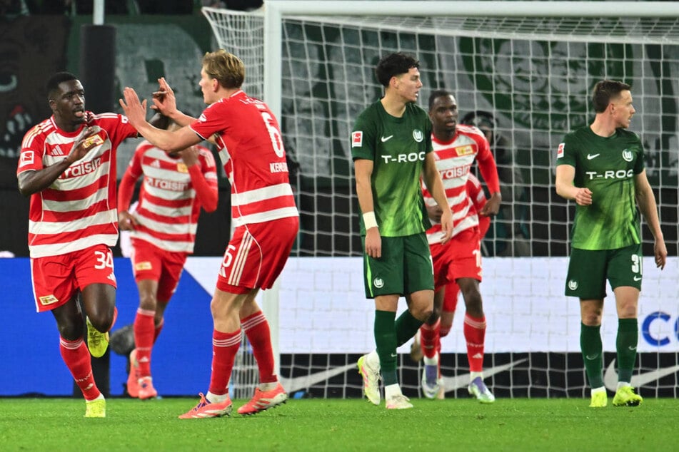 Stanley Nsoki (l.) trifft gleich bei seinem ersten Startelf-Einsatz für Union Berlin.