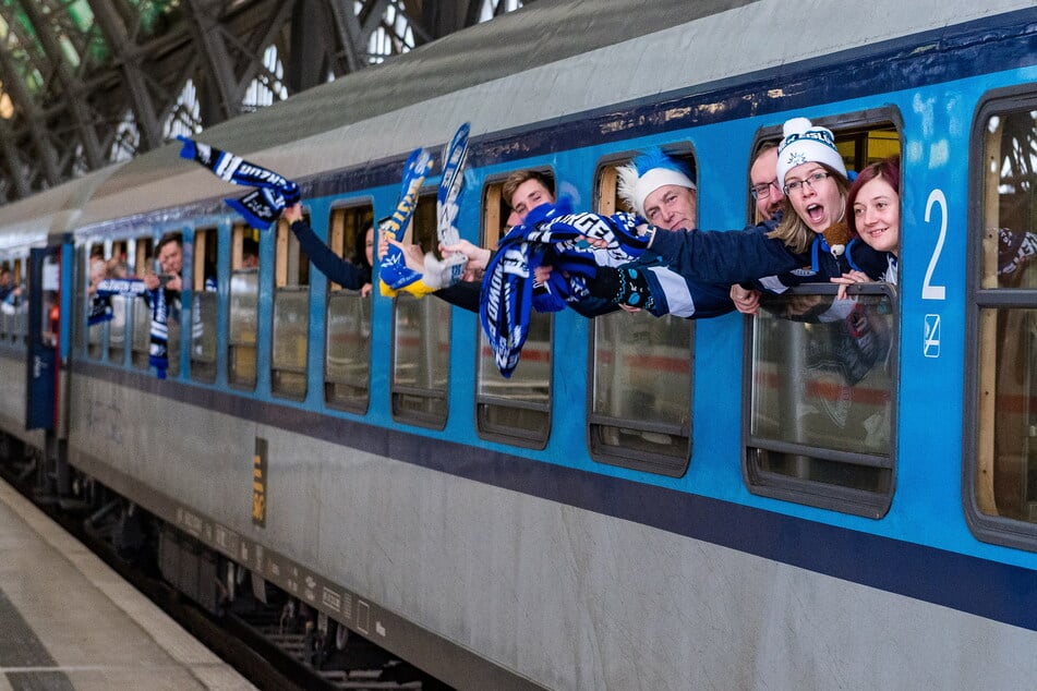 Ende Dezember 2023 setzte sich zuletzt ein Sonderzug vom Dresdner Hauptbahnhof mit Eislöwen-Fans in Bewegung. Der Trip nach Krefeld wurde aber zum Zuschussgeschäft. (Archivfoto)