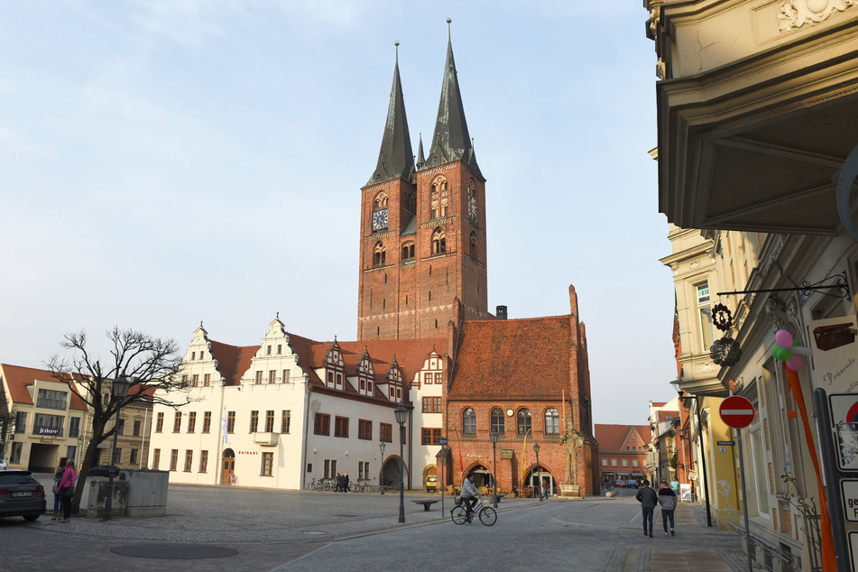 Vor dem Stendaler Rathaus, der St. Marienkirche und der Rolandstatue steht die Hauptbühne (Bühne 1) des Rolandfestes. (Archivbild)