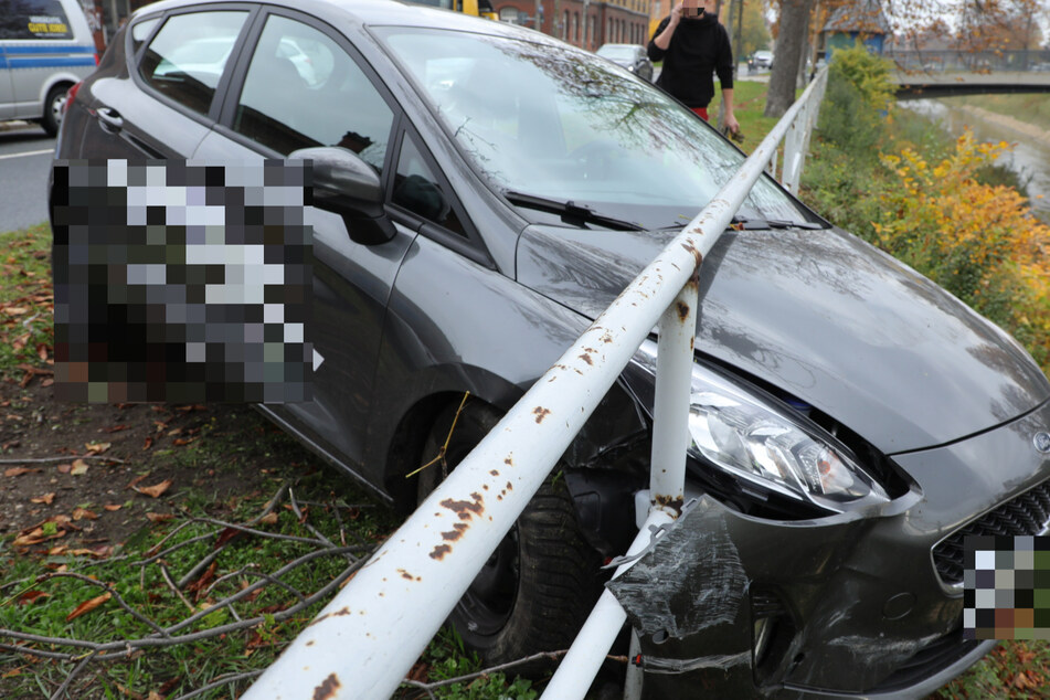 Der Ford krachte in ein Geländer rein.