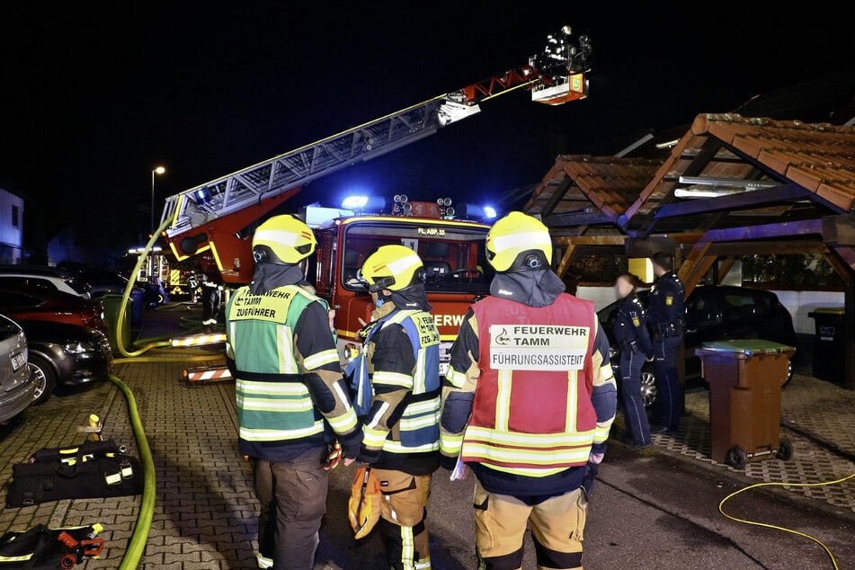 Bewohner vom Dach und über Lichtschacht gerettet: Acht Verletzte bei Brand