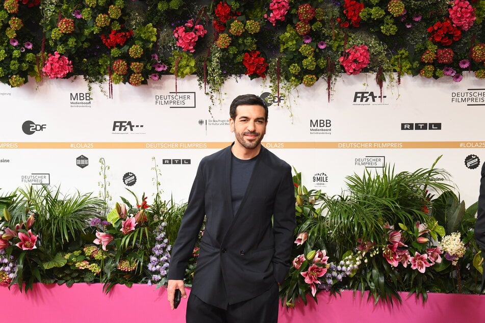 Elyas M'barek (42) ging alleine über den roten Teppich des Deutschen Filmpreises.
