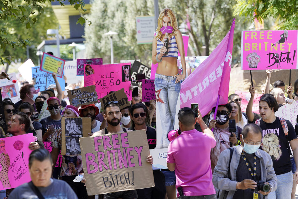 Auch Britneys Fans fordern vor dem Stanley Mosk Courthouse das Ende der Vormundschaft ihres Vaters.