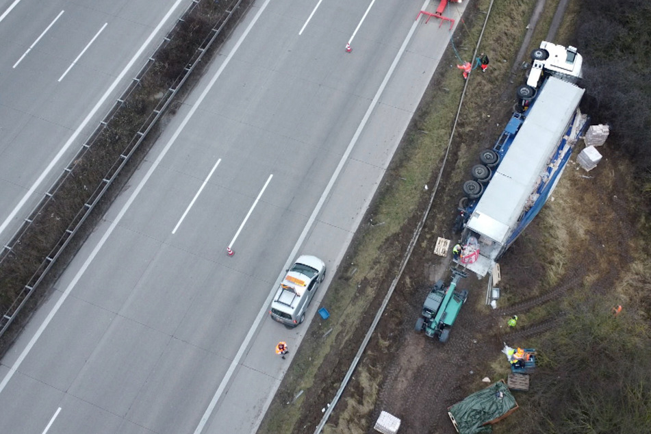 Unfall A2: Nach Lkw-Crash auf der A2: 24 Tonnen Kaffee müssen per Hand verladen werden