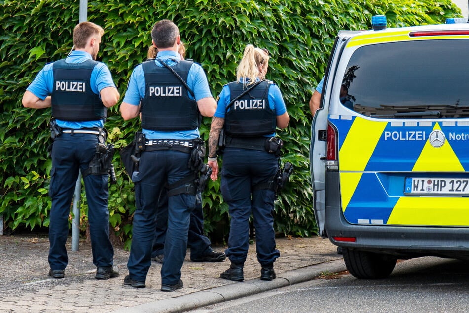 Die Polizei war nach dem Fund einer Leiche mit zahlreichen Kräften in Ginsheim-Gustavsburg im Landkreis Groß-Gerau im Einsatz.