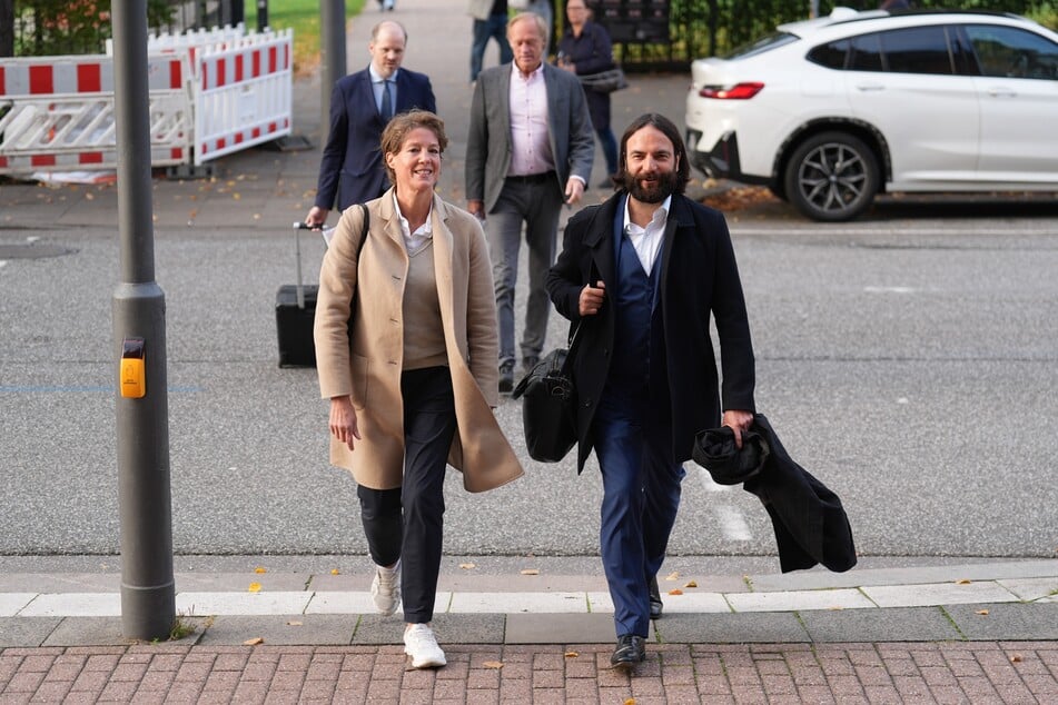 Gut gelaunt kommt Christina Block zusammen mit ihrem Anwalt Ingo Bott (42, r.) sowie Lebensgefährte Gerhard Delling (66, hinten rechts) rund zehn Minuten vor Prozessbeginn beim Hamburger Landgericht an.