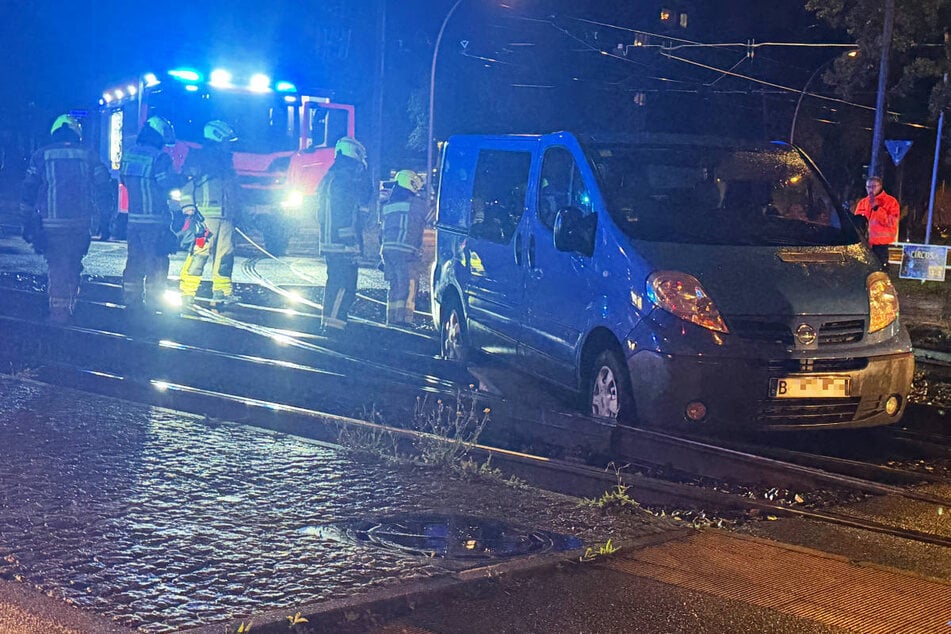Transporter blockiert Weiche: Straßenbahnen stehen still
