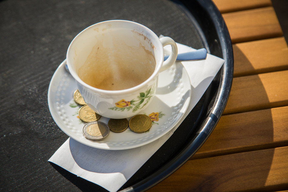 Statt in vorhandenes Personal zu investieren, stemmen sich viele Arbeitgeber gegen faire Löhne. Viele von ihnen würden das Trinkgeld als Begründung für Niedriglöhne nutzen.