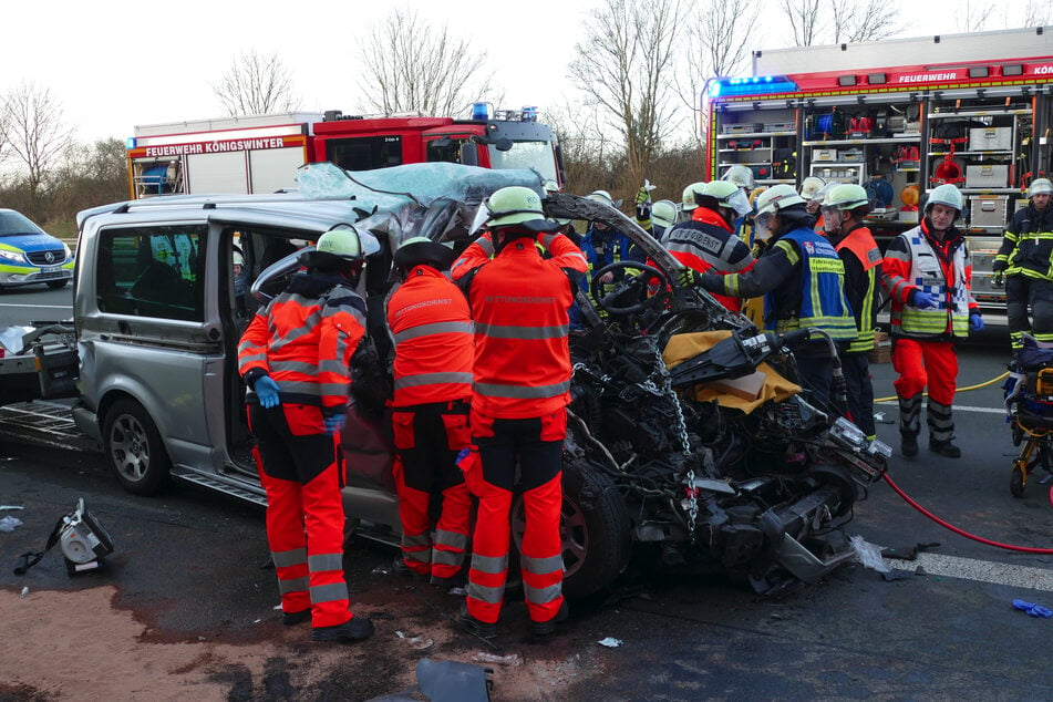 Unfall A3: Heftiger Unfall auf A3! VW-Bus kracht ungebremst in Lastwagen - Lebensgefahr