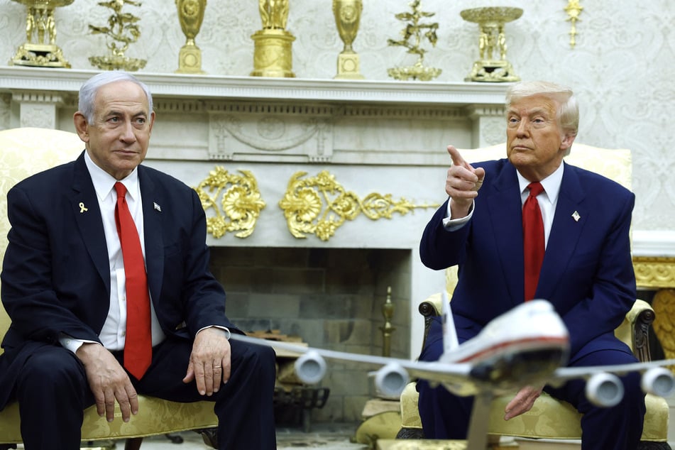 US President Donald Trump (r.) speaks alongside Israeli Prime Minister Benjamin Netanyahu (l.) during a meeting in the Oval Office of the White House on April 7, 2025 in Washington, DC.