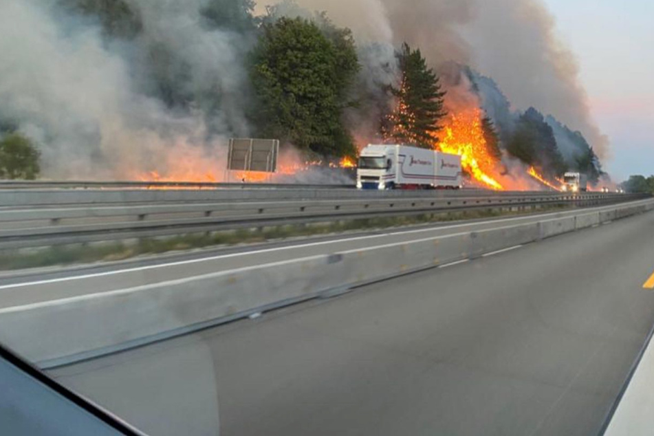 Video zeigt Flammen-Inferno an Autobahn aus nächster Nähe, Feuerwehr muss Kind retten