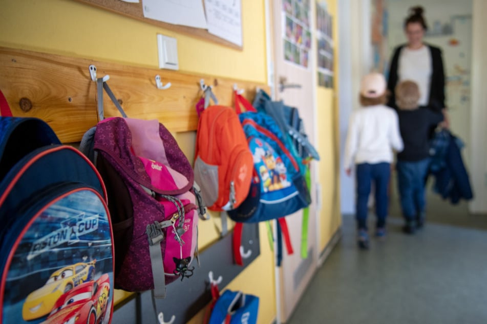 Kinderrucksäcke hängen im Eingangsbereich eines Kindergartens. Nach Vorstellungen Wegners sollen in Kitas spezielle Vorschulgruppen gebildet werden. (Symbolfoto)