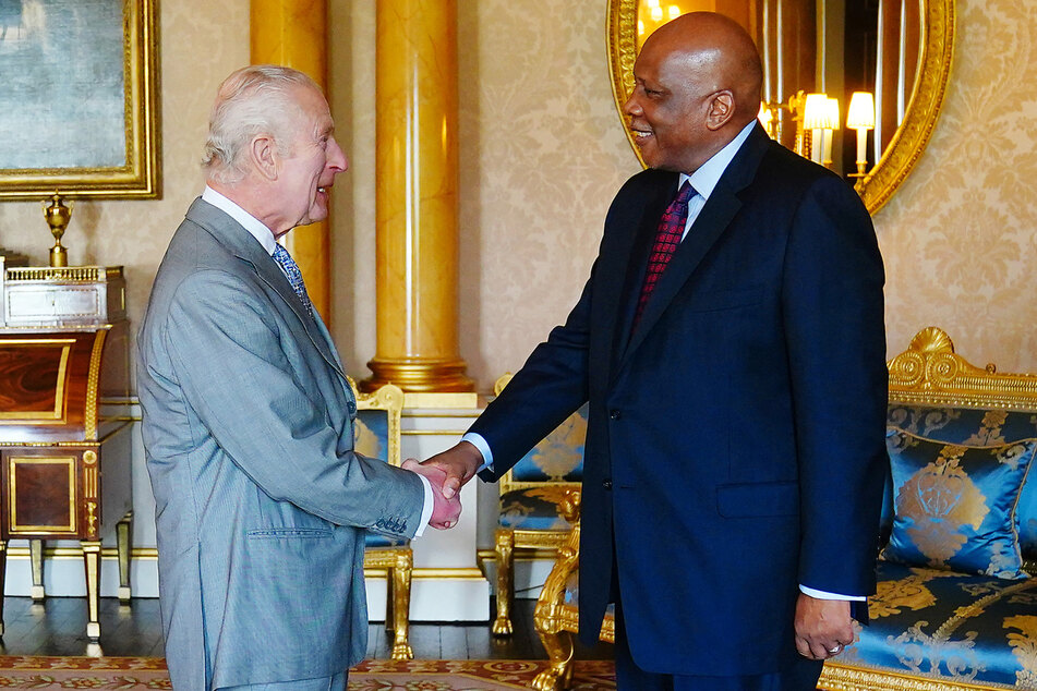 König Charles (75, l.) und König Letsie von Lesotho (60) bei einer Audienz im Buckingham Palace.