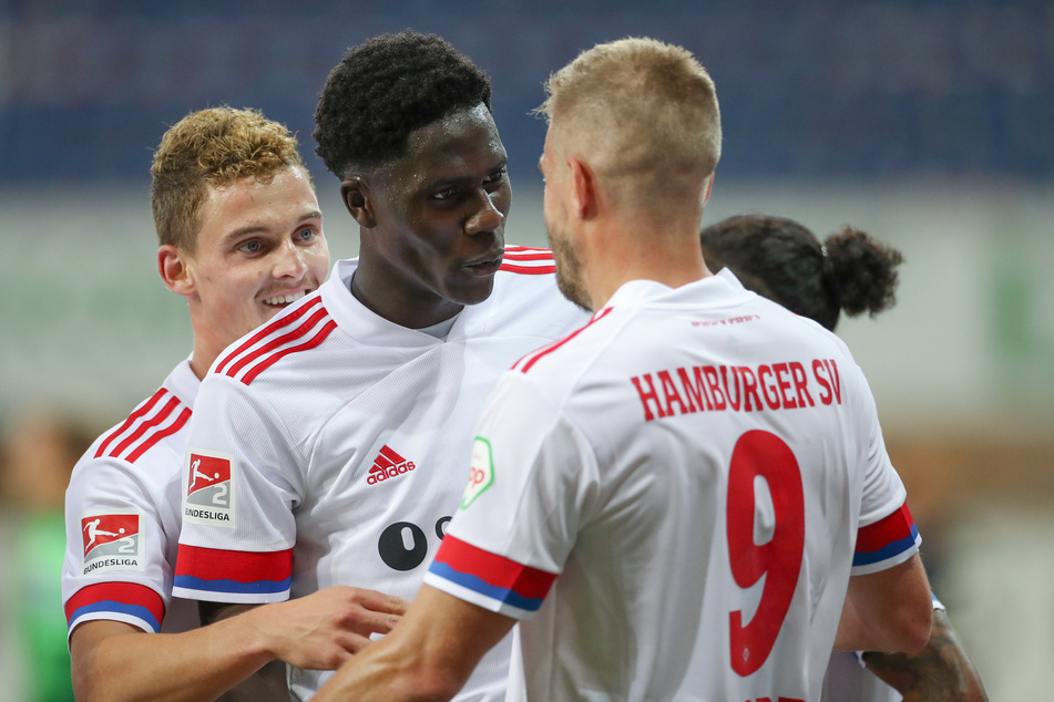 Amadou Onana feiert einen Sieg mit Simon Terodde (r) und Moritz Heyer (l).
