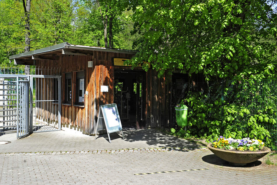 Der Eingangsbereich des Tierparks soll völlig neu gestaltet werden. Das Kassenhäuschen darf derzeit nur mit Mund-Nase-Schutz betreten werden.