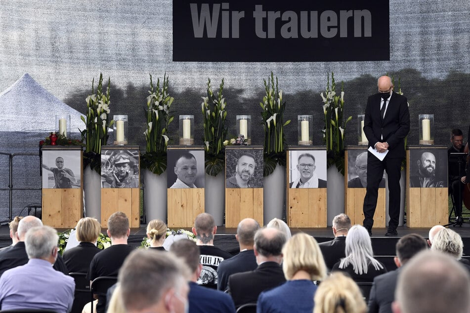 Frank Hyldmar (59), Vorstandsvorsitzender von Currenta, nimmt bei einer Trauerfeier für die Todesopfer bei der Explosion im Bayer Chempark Ende Juli, Abschied.