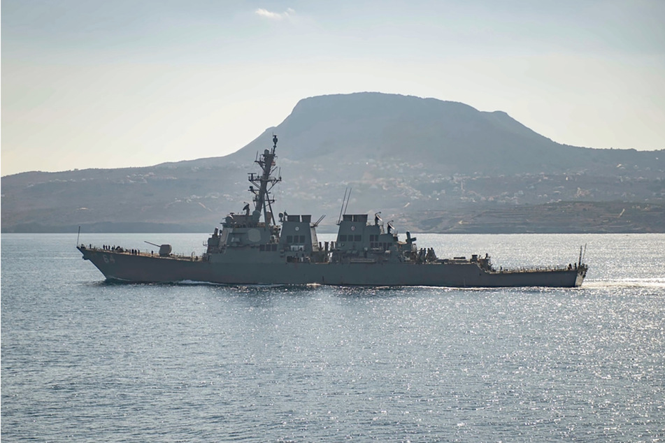 Der Lenkwaffenzerstörer "USS Carney" fährt in der Bucht von Souda. Die USA haben in der Nacht zum Samstag erneut eine Stellung der vom Iran unterstützten Huthi-Rebellen im Jemen angegriffen.