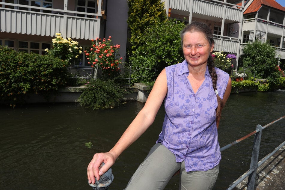Christiane Renz, Klägerin im Fischertagsprozess, sitzt am Stadtbach in Memmingen.