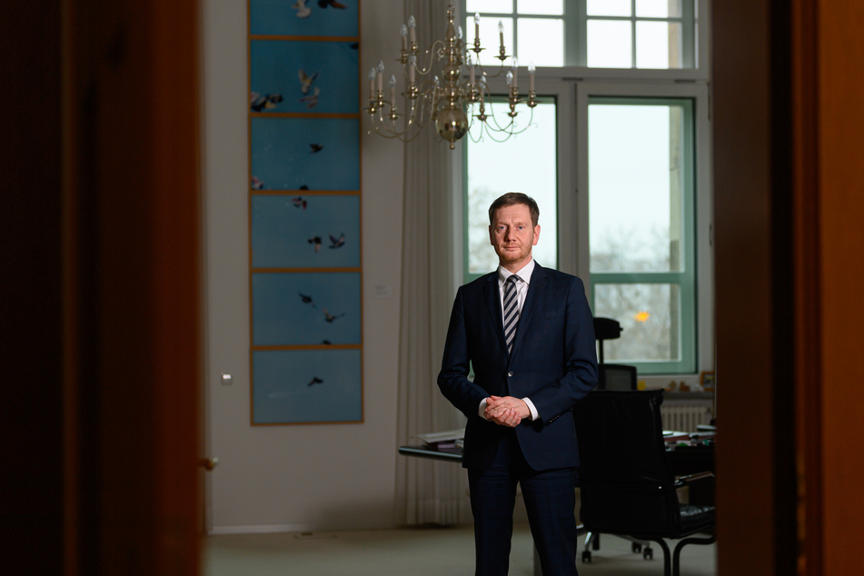 Sachsens Ministerpräsident Michael Kretschmer (45, CDU) spricht sich zunächst gegen eine FFP2-Maskenpflicht aus. Diese sei nur denkbar, wenn sie bezahlbar ist.