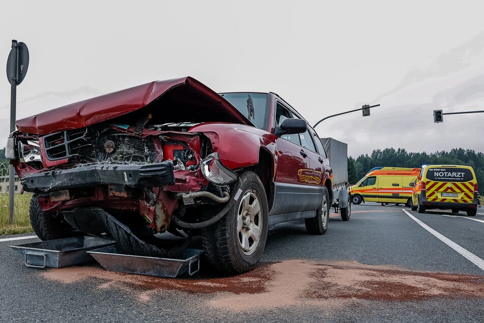 Die Motorhaube des Subarus wurde durch den Crash extrem eingedrückt.