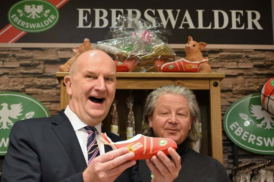 Brandenburgs Ministerpräsident Dietmar Woidke (64, SPD, l.) ist Fan der Eberswalder Wurst.