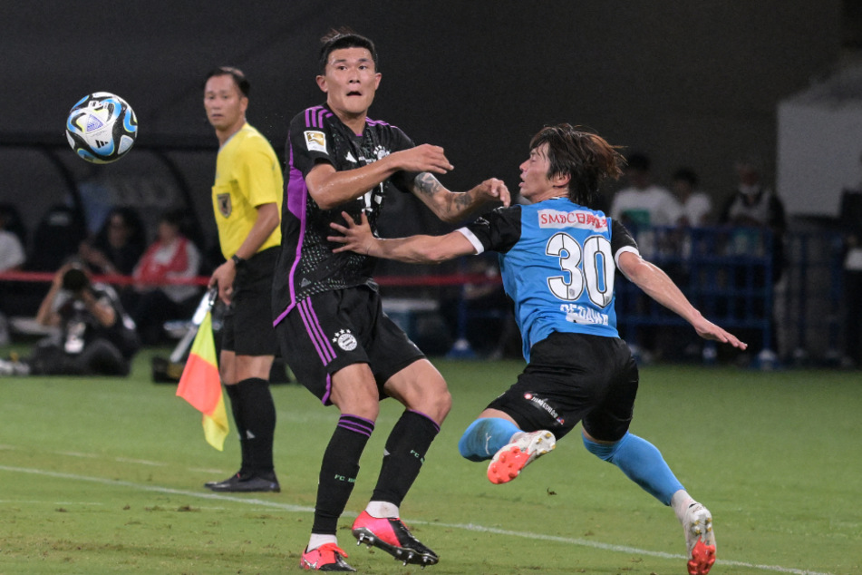 Bayern-Neuzugang Min-Jae Kim (26, M.) kämpft mit Yusuke Segawa (29) von Kawasaki Frontale um den Ball.