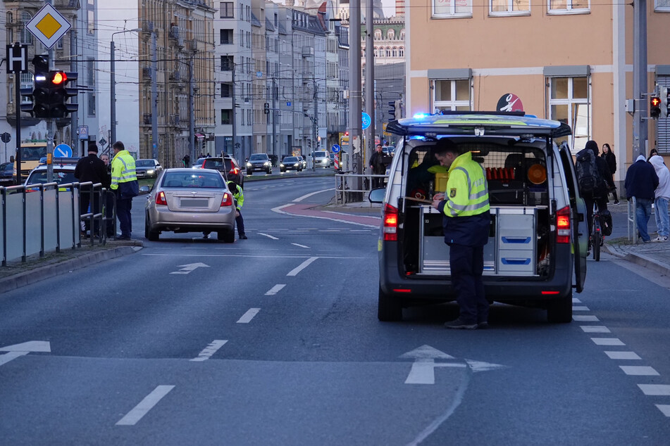 An der Kreuzung Löbtauer Straße/Schweriner Straße kam es am Montagabend zur Kollision zwischen Autofahrer und Fußgängerin.