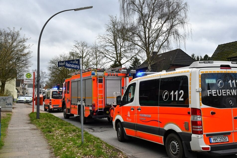 Feuerwehr und Polizei rückten am Sonntagmittag in die Merkenstraße aus.