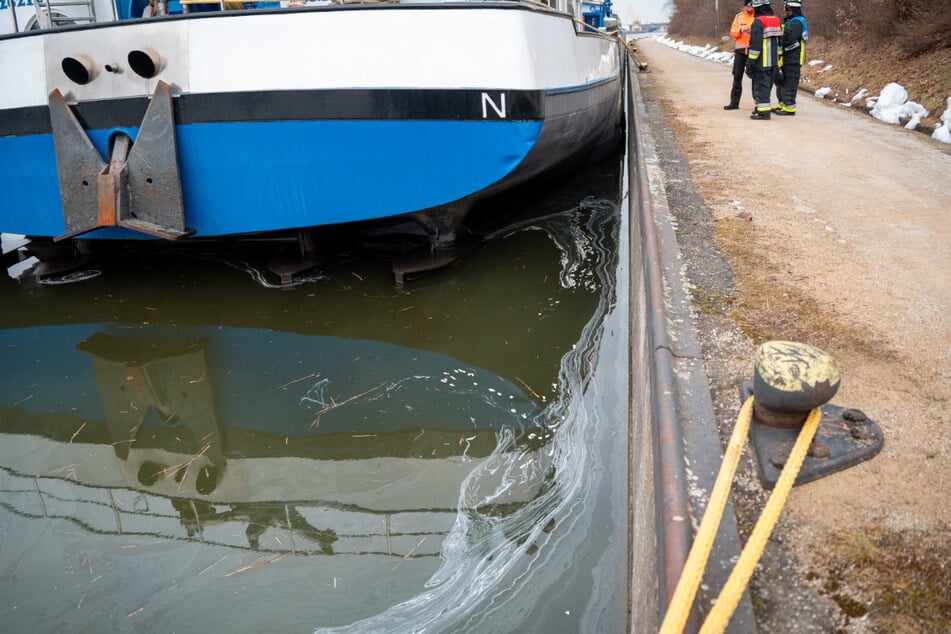 Wohl aufgrund eines technischen Defektes verlor der Frachter Öl, das sich auf dem Wasser sammelte.