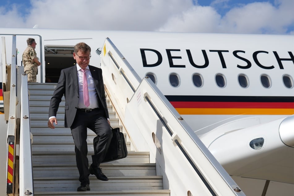 Außenminister Johann Wadephul (CDU) forderte die israelische Regierung auf, bei der humanitären Hilfe für den Gazastreifen schnell zu einer engen Zusammenarbeit mit den Vereinten Nationen und ihren Institutionen zurückzukehren.